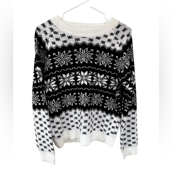 None Sweaters - Elegant Snowflake Patterned Sweater